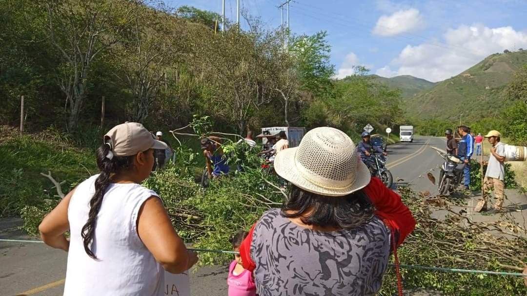 Comunidades de Loboguerrero cerraron la vía que conduce a Buenaventura el 10 de mayo.