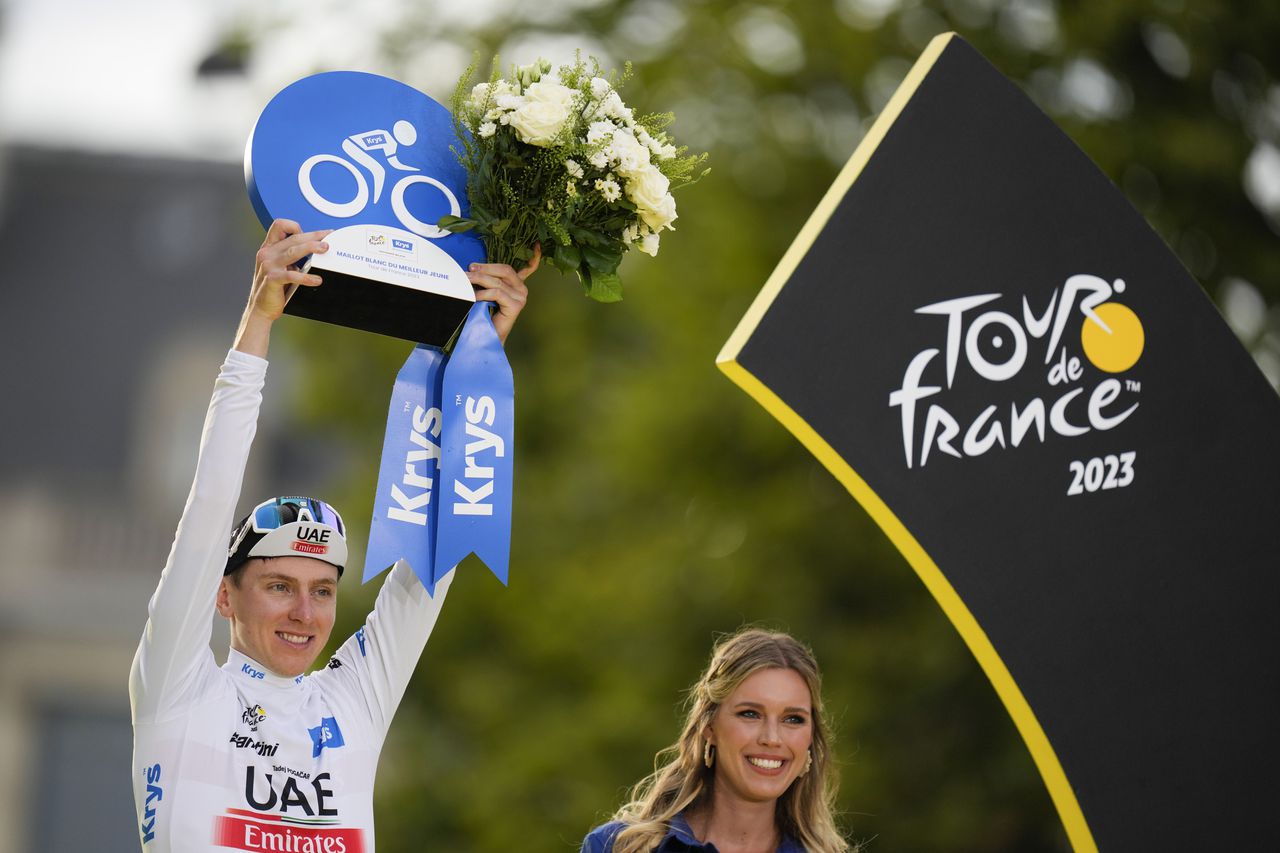 El esloveno Tadej Pogacar, vestido con la camiseta blanca de mejor ciclista joven, celebra en el podio después de la vigésima primera etapa de la carrera ciclista del Tour de Francia de más de 115 kilómetros (71,5 millas) con inicio en Saint-Quentin-en-Yvelines y final en la avenida de los Campos Elíseos en París, Francia, el domingo 23 de julio de 2023. (AP Foto/Thibault Camus)
