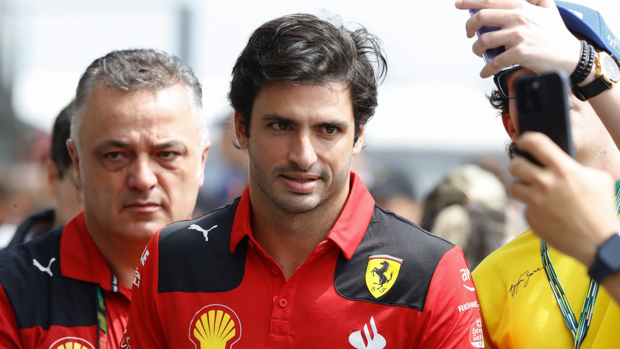 El piloto de Ferrari Carlos Sainz, de España, llega a una sesión de práctica para el Gran Premio de Fórmula Uno de Brasil en la pista de Interlagos en Sao Paulo, Brasil, el viernes 3 de noviembre de 2023. (Foto AP/Marcelo Chello)
