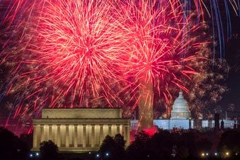 Fuegos artificiales en el National Mall sobre el Monumento a Lincoln, en el Monumento a Washington, durante las celebraciones por el Día de la Independencia, en Washington, el lunes 4 de julio de 2022.