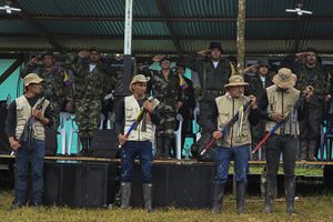 En la foto se observa a miembros de la Guardia Campesina Losada-Guayabero -con sus bastones, chalecos y sombreros característicos- en el evento de la disidencias en los llanos del Yarí, al cual asistió Iván Mordisco.