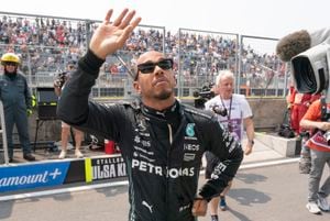 El piloto de Mercedes Lewis Hamilton, de Gran Bretaña, saluda a la multitud durante una primera sesión de práctica suspendida en el Gran Premio de Canadá en Montreal, el viernes 16 de junio de 2023. (Paul Chiasson/The Canadian Press vía AP)