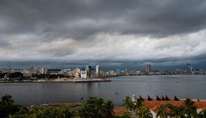 Se ven nubes oscuras debido a la tormenta tropical Idalia en La Habana, el 28 de agosto de 2023. (Foto de YAMIL LAGE/AFP)