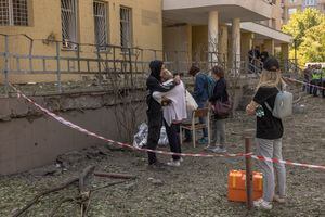 Las personas reaccionan junto al cuerpo de una persona muerta durante un ataque con misiles rusos, frente a una clínica dañada el 1 de junio de 2023 en Kiev, Ucrania.