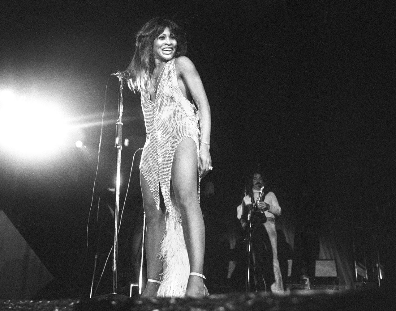 Tina Turner actúa en el escenario con Ike y Tina Turner en Ámsterdam, Países Bajos, 1971.
