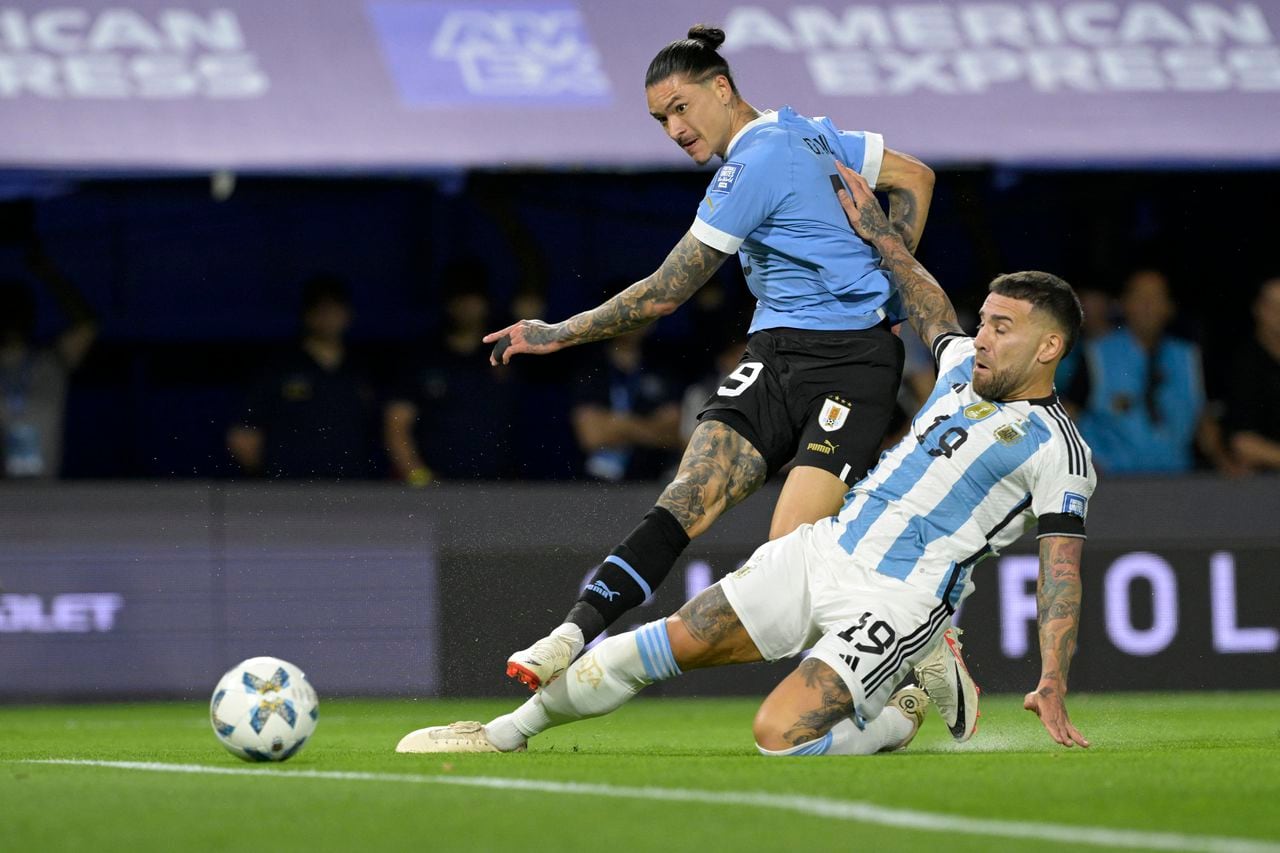 El delantero uruguayo Darwin Núñez (i) y el defensa argentino Nicolás Otamendi luchan por el balón durante el partido de fútbol de clasificación sudamericana para la Copa Mundial de la FIFA 2026 entre Argentina y Uruguay en el estadio La Bombonera de Buenos Aires el 16 de noviembre de 2023.