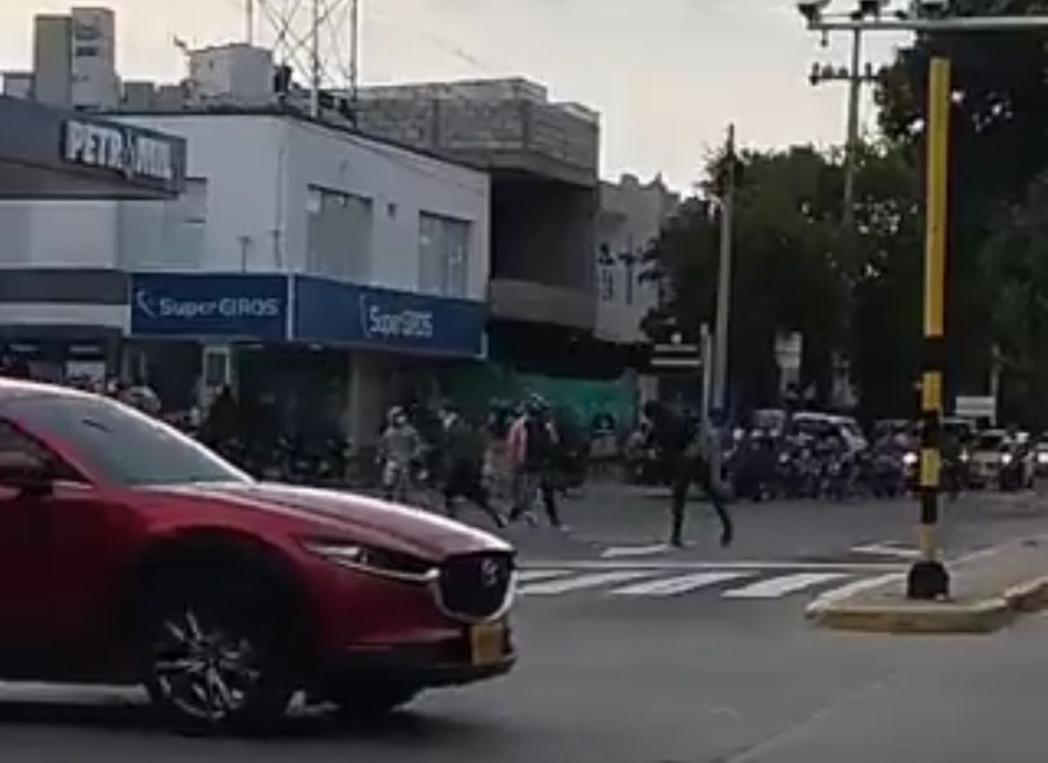 Las calles de Santa Marta fueron escenario de enfretamientos enrte mototaxistas y la Policía por la muerte del mototaxista Erik Melo. Foto: tomada de video de Twitter.