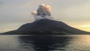 El volcán Monte Ruang arroja ceniza volcánica vista desde Tagulandang en Sitaro Islands Regency, provincia de Sulawesi del Norte, Indonesia, el 19 de abril de 2024.