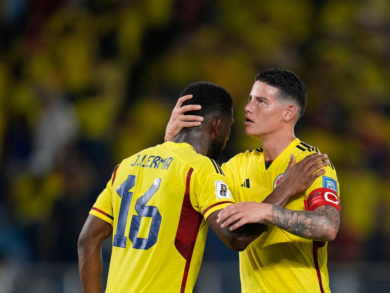 James Rodríguez y Jefferson Lerma celebrando la victoria de la Selección Colombia sobre Venezuela en la primera fecha de las eliminatorias al 2026