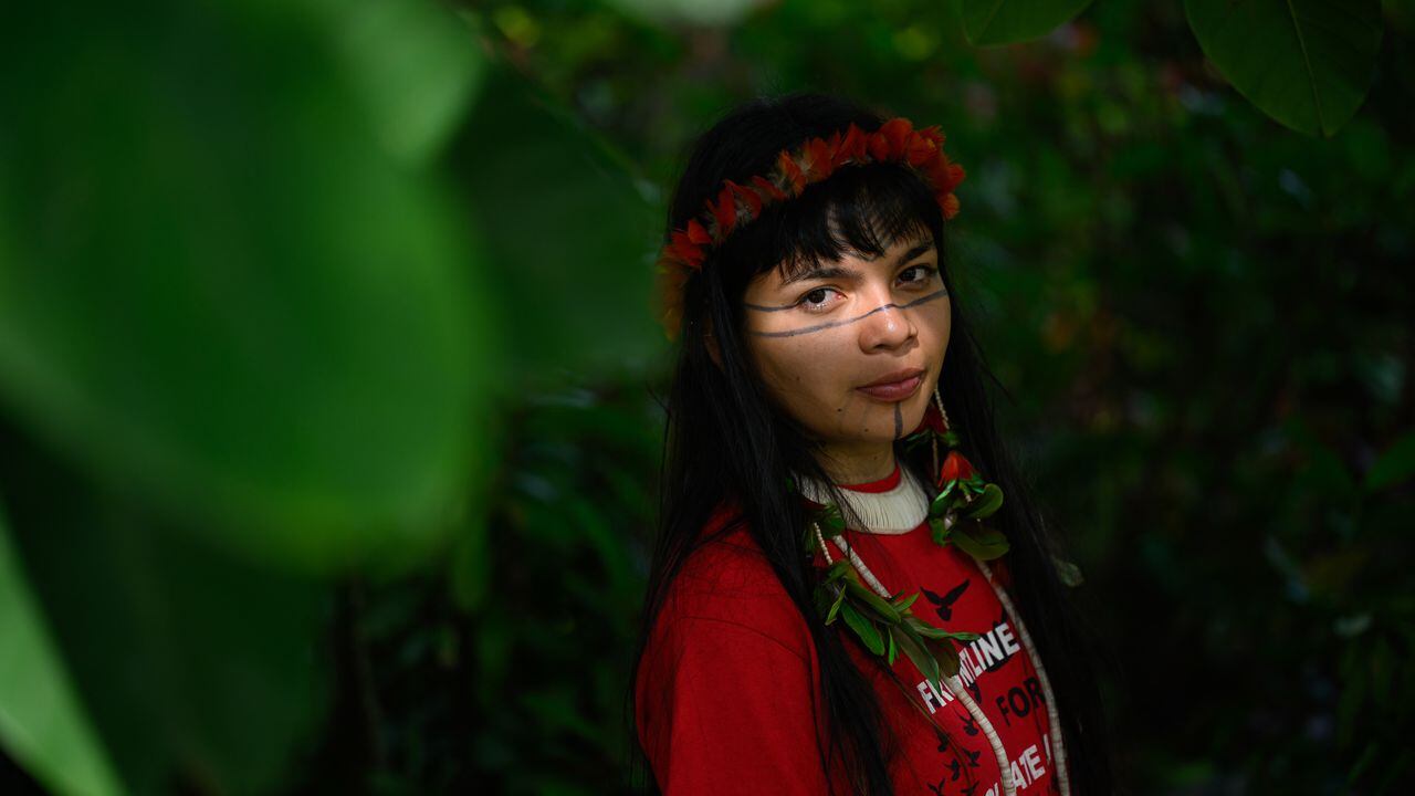 La activista Txai Suruí trabaja junto a otros jóvenes indígenas con el fin de salvaguardar sus territorios de la deforestación.
