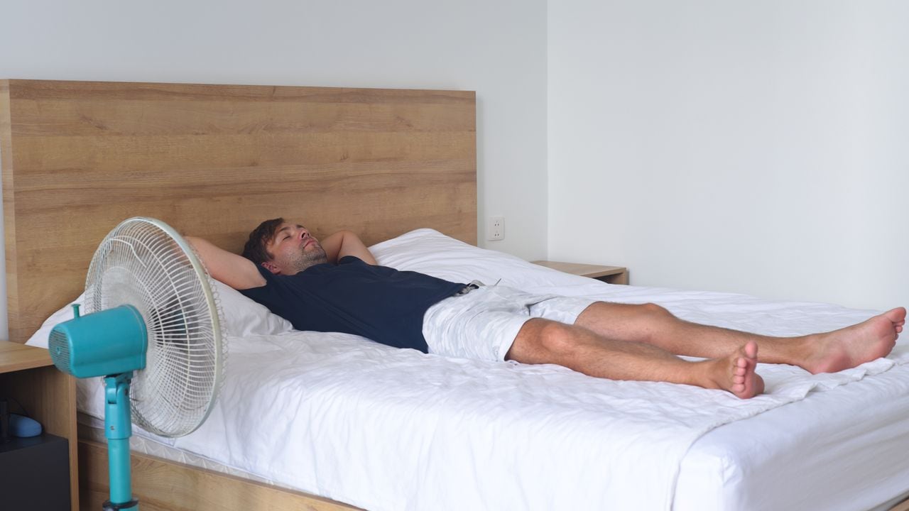 Dormir con el ventilador encendido se volvió una costumbre para muchas personas.