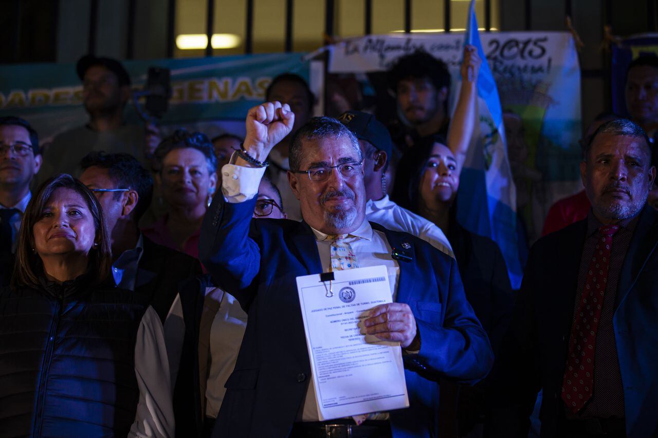 El presidente electo de Guatemala, Bernardo Arévalo, hace una aparición con el recurso de amparo mientras cientos de guatemaltecos realizan una manifestación para mostrar su apoyo al presidente electo en la Plaza de Derechos Humanos en la Ciudad de Guatemala