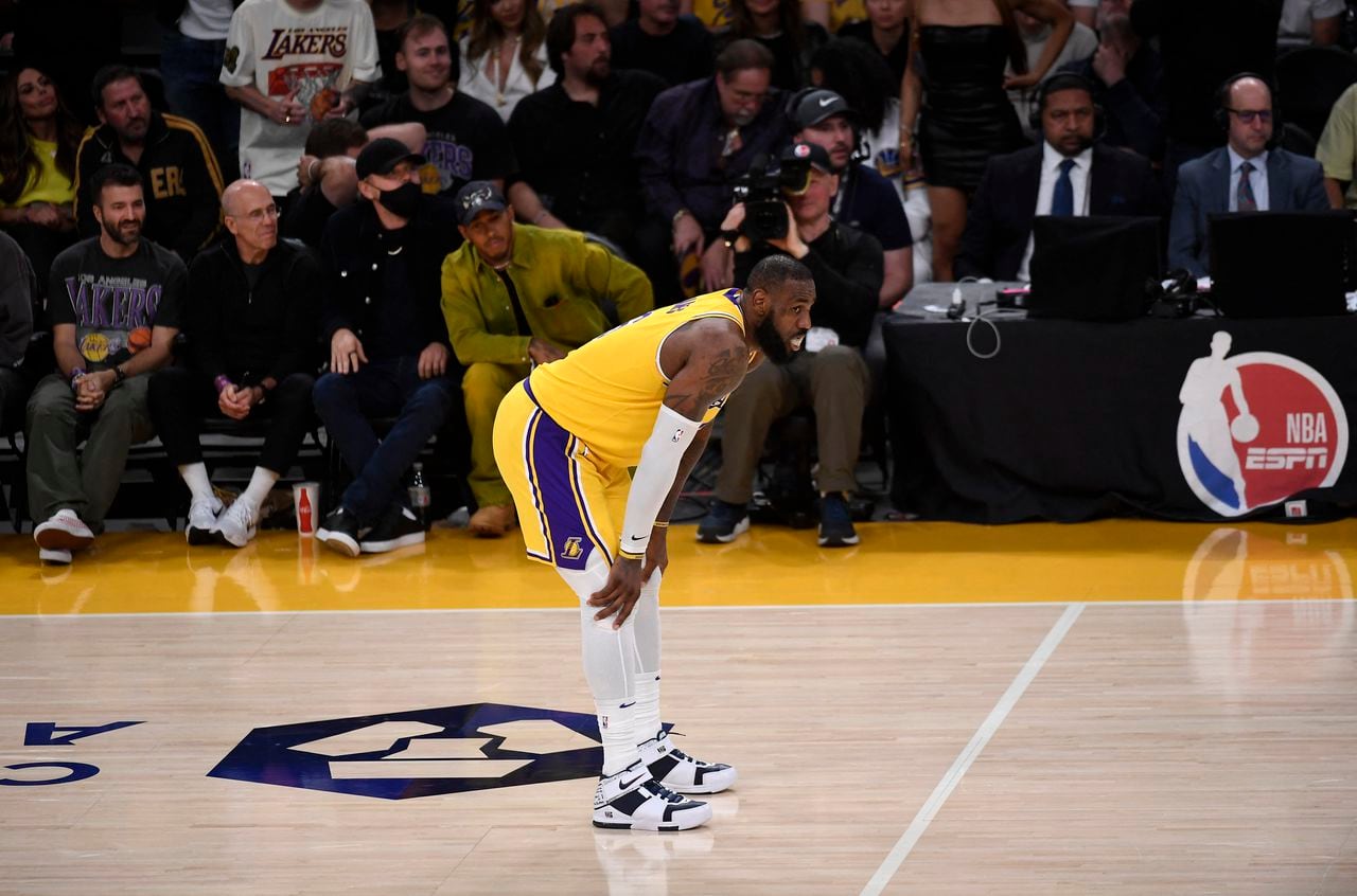 LeBron James en el juego semifinal entre Lakers y Warriors.