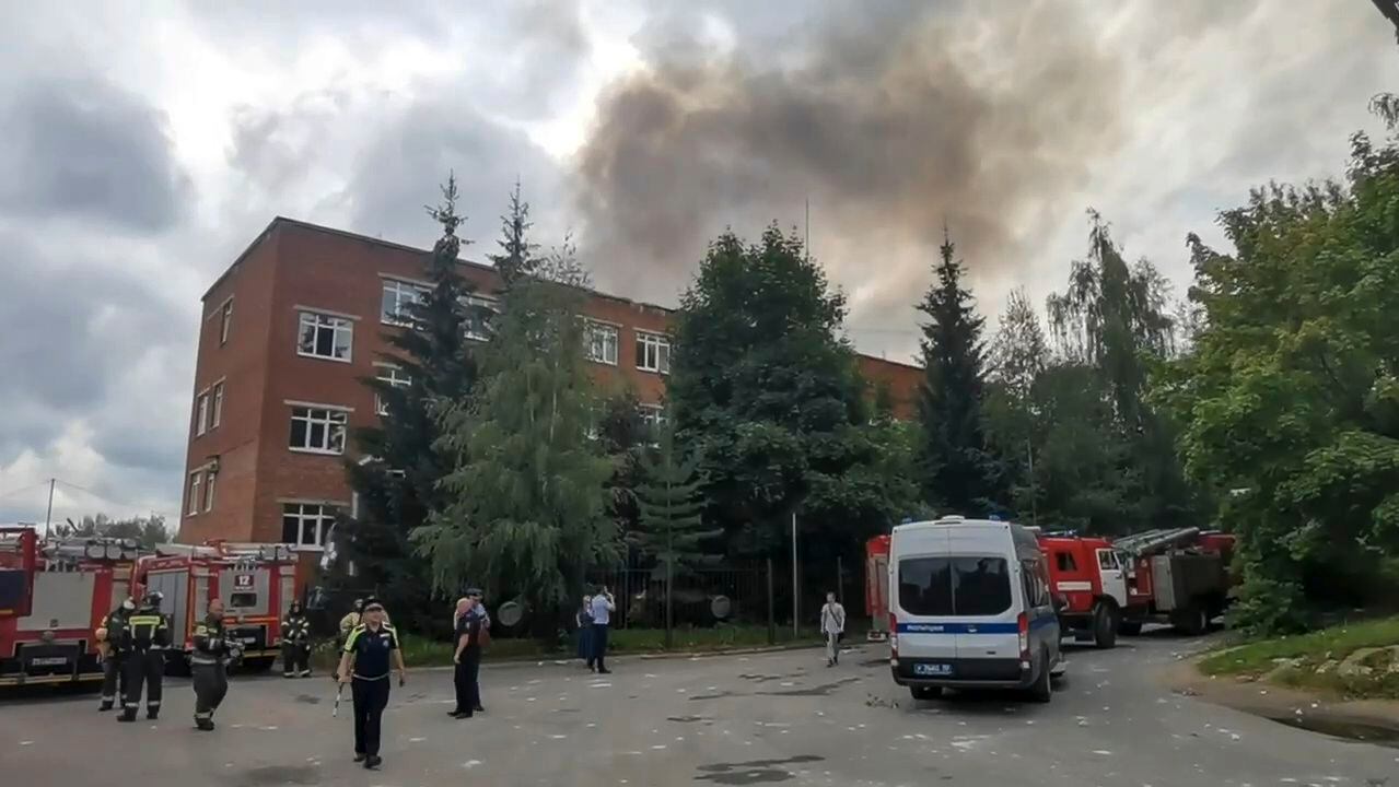 El humo se eleva desde la Planta Óptica y Mecánica de Zagorsk en la ciudad de Sergiev Posad.