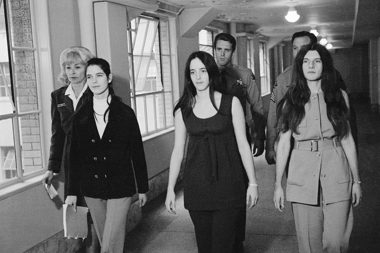 Las tres mujeres acusadas de los asesinatos de Tate-LaBianca, (de izquierda a derecha) Leslie Van Houten, Susan Atkins y Patricia Krenwinkel, regresan a sus celdas.