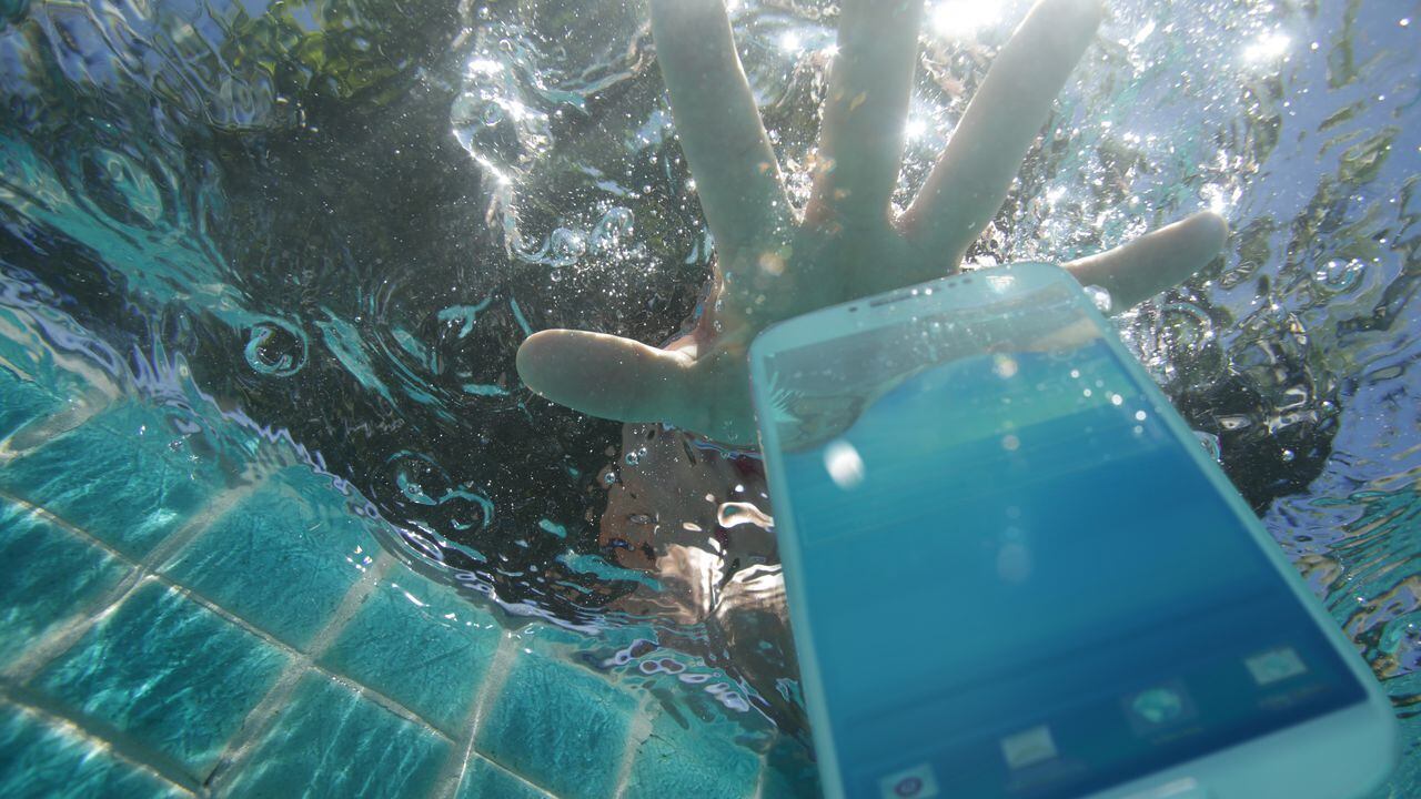 Al parecer, el joven se sumergió en el agua para rescatar el celular.