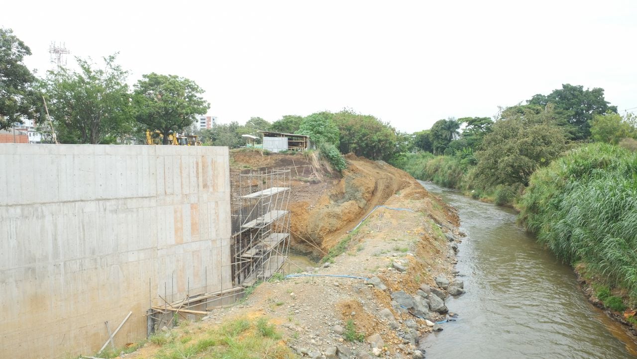 Actualmente se construye un muro de contención para evitar que se desborde el río.