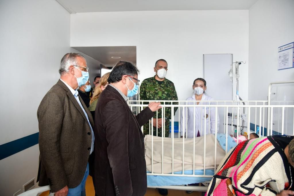 Gustavo Petro visitando a los niños indígenas en las instalaciones del Hospital Militar.