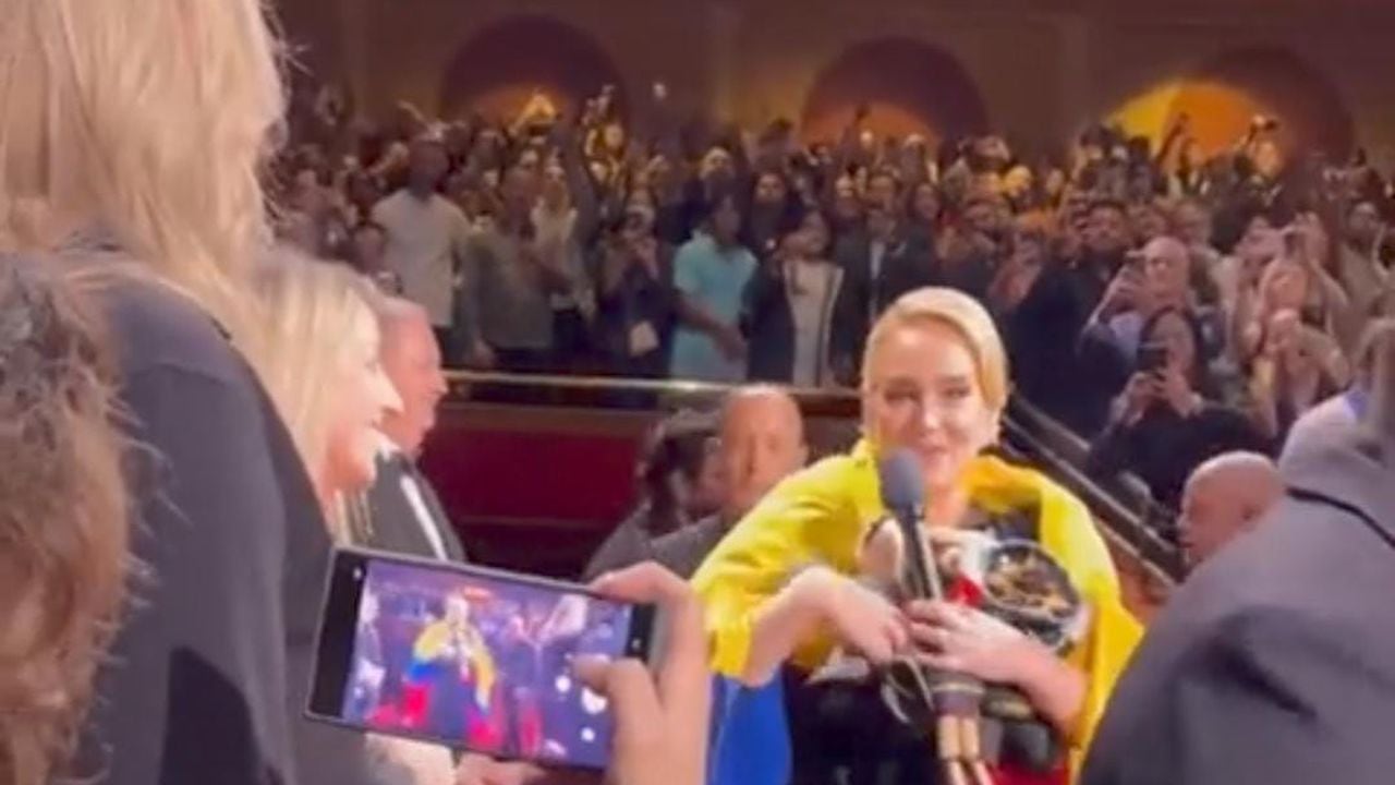 La cantante lució la bandera de Colombia mientras pasada en medio de los asistentes a su concierto.