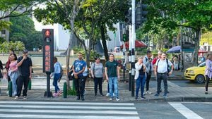 Durante la Semana de la Movilidad, Medellín inicia piloto con semáforos inteligentes peatonales en la Avenida San Juan.