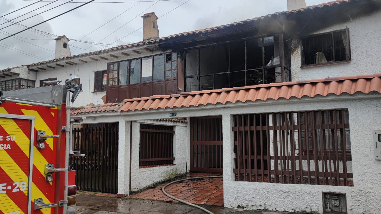 Bombero de Bogotá llegaron a atender el incendio que se registró en en la calle 102 con carrera 68b.