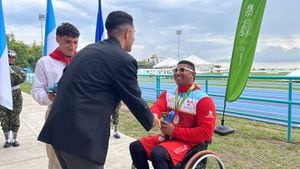 El paraatleta Diego Menses recibe la medalla de oro que se ganó, en los Juegos Paranacionales 2023, en la prueba de lanzamiento de jabalina F34.