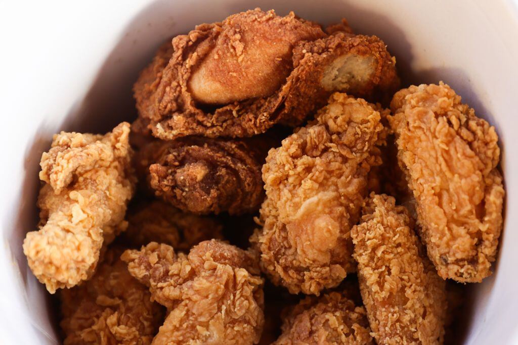 Considere preparar un pollo apanado al estilo KFC para deleitar a sus invitados con su crujiente y sabroso sabor.