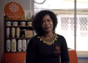 Janeth Orobio, una de las protagonistas del cortometraje, cuenta cómo surgió su emprendimiento Ivanela, una línea de productos para cabello afro.