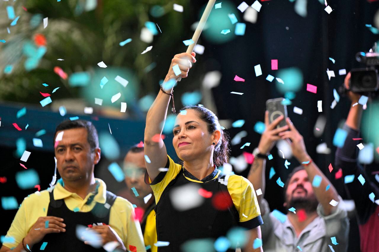 La favorita izquierdista Luisa González y su retador Daniel Noboa se enfrentarán en la segunda vuelta de las elecciones del 15 de octubre (Foto de Rodrigo BUENDÍA / AFP)