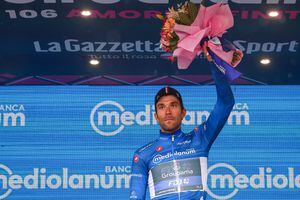 Groupama - El ciclista francés de FDJ Thibaut Pinot celebra su Maglia Azzurra en el podio al final de la tercera etapa de la carrera ciclista Giro d'Italia 2023, 216 km entre Vasto y Melfi, el 8 de mayo de 2023. (Foto de Luca Bettini / AFP)