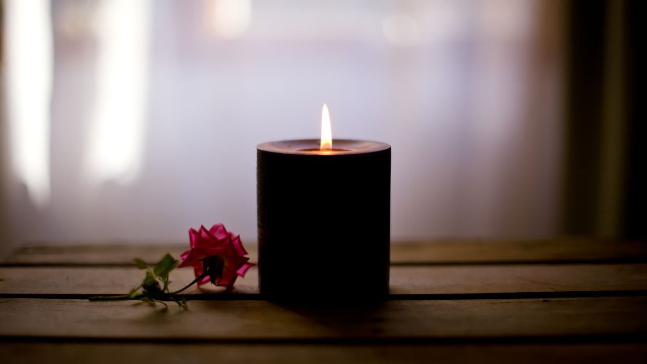 La velas negras están asociadas al luto, entre otras cosas.