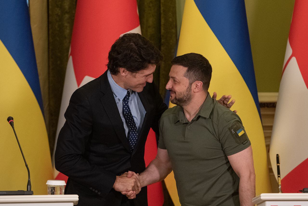 l primer ministro de Canadá, Justin Trudeau, y el presidente de Ucrania, Volodymyr Zelensky, se dan la mano durante su conferencia de prensa conjunta el 10 de junio de 2023 en Kiev, Ucrania.