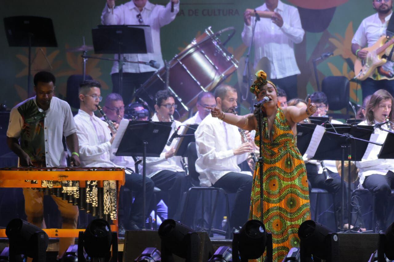 La Banda Departamental del Valle acompañó a La Jagua en la interpretación de un bello repertorio en homenaje a Petronio Álvarez. El público gozó con sus emblemáticas canciones.