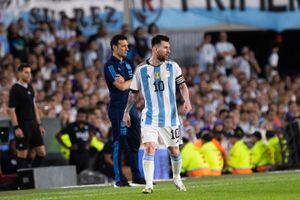 Lionel Messi y de fondo el técnico Lionel Scaloni.