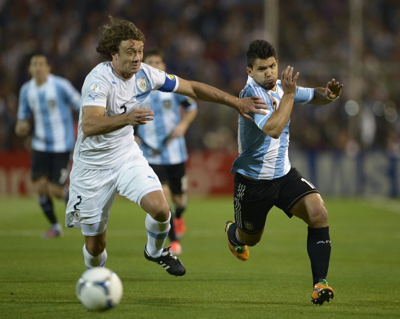 Diego Lugano jugó varios clásicos entre Uruguay y Argentina.