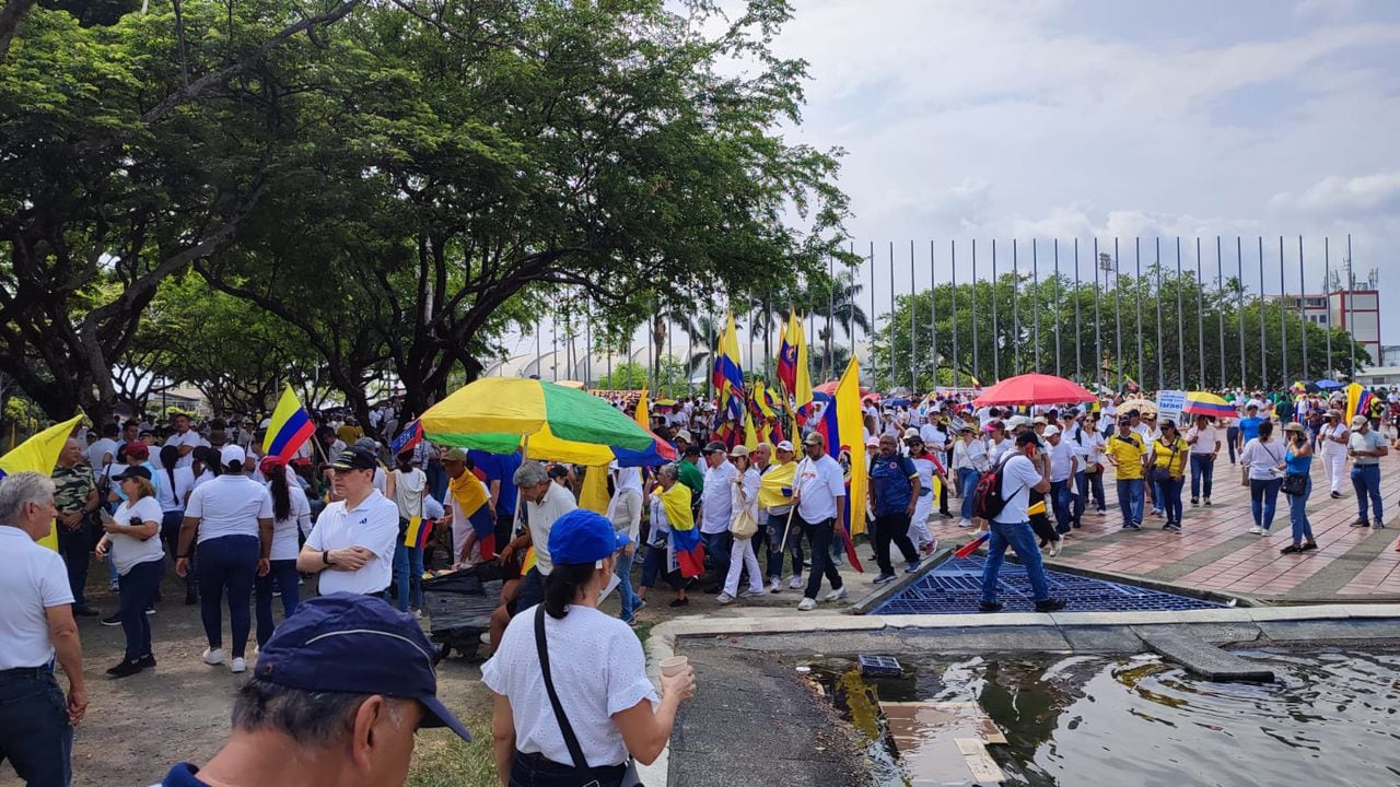 Cientos de manifestantes se reúnen en el Parque de las Banderas para participar en la manifestación.