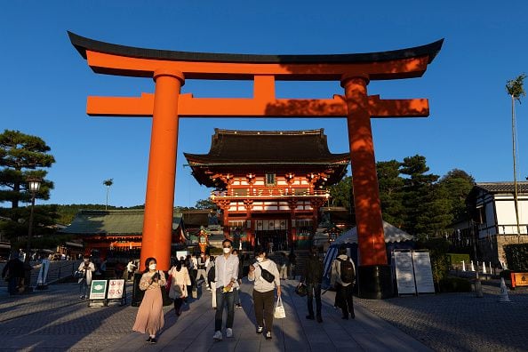 Los turistas visitan el santuario Fushimi Inari-Taisha, uno de los destinos turísticos más populares de Japón el 8 de octubre de 2022 en Kioto, Japón.
