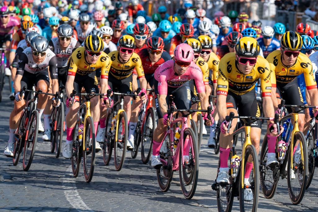 ROME, ITALY - 2023/05/28: General view of the peloton competing in downtown Rome during the 106th Giro d'Italia 2023. 106th Giro d'Italia 2023, Stage 21 a 126km stage from Rome to Rome / #UCIWT. (Photo by Stefano Costantino/SOPA Images/LightRocket via Getty Images)