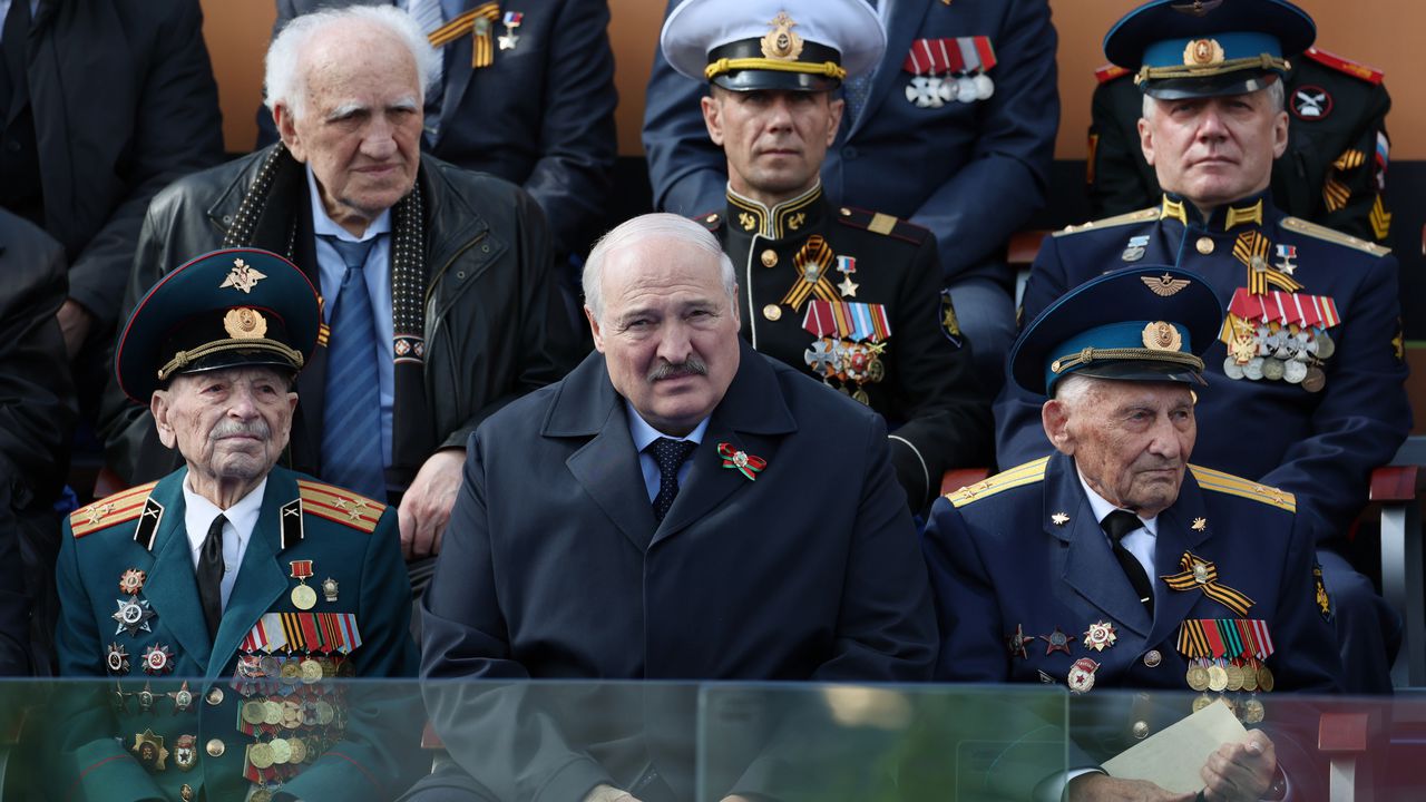 El presidente de Bielorrusia, Alexander Lukashenko, en el centro, observa el desfile militar del Día de la Victoria que marca el 78.º aniversario del fin de la Segunda Guerra Mundial en la Plaza Roja de Moscú, Rusia
