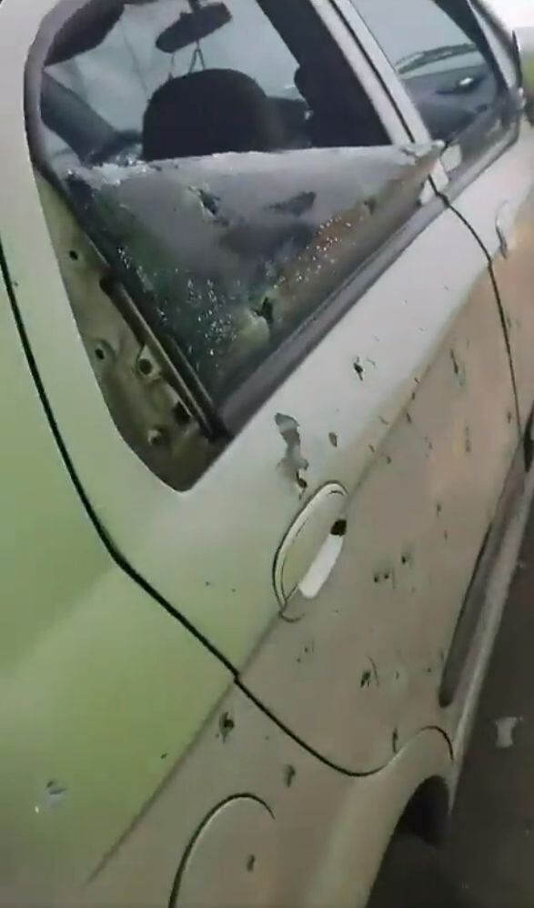 Así quedó afectado un vehículo que se encontraba en el sitio del ataque con granada en la estación de gasolina de Cali.