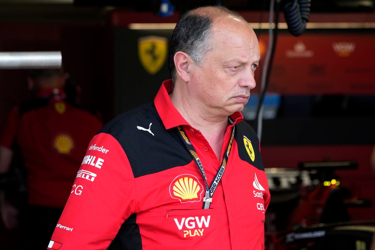 El director del equipo Ferrari, Fred Vasseur, camina en el garaje en la primera sesión de práctica para la carrera de autos del Gran Premio de Miami de Fórmula Uno, el viernes 5 de mayo de 2023, en el Autódromo Internacional de Miami en Miami Gardens, Florida.