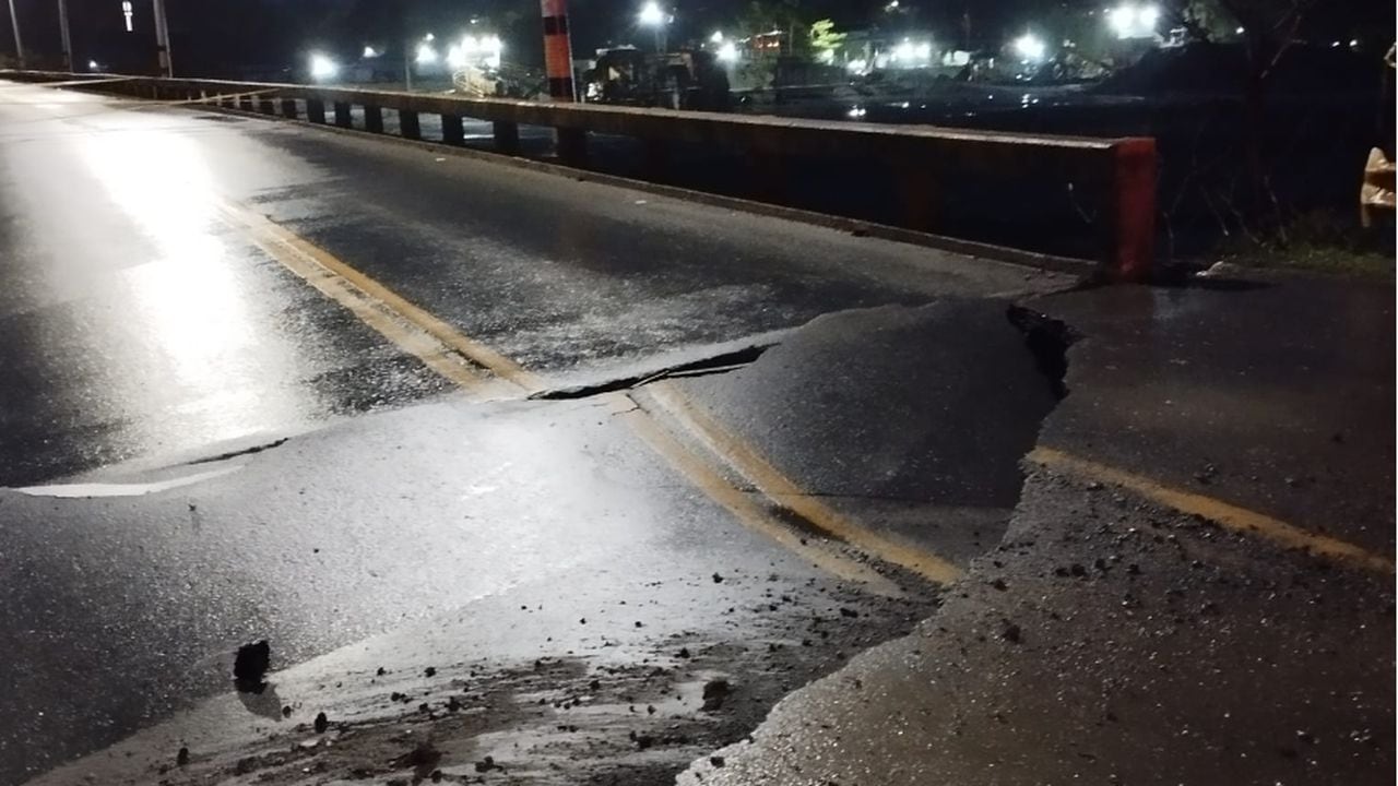 Colapso de puente entre Medellín y Santa Fe, Antioquia.