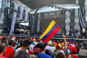 Asistentes al concierto convocado por el gobierno del presidente Nicolás Maduro este viernes, en la localidad fronteriza de Ureña (Venezuela).