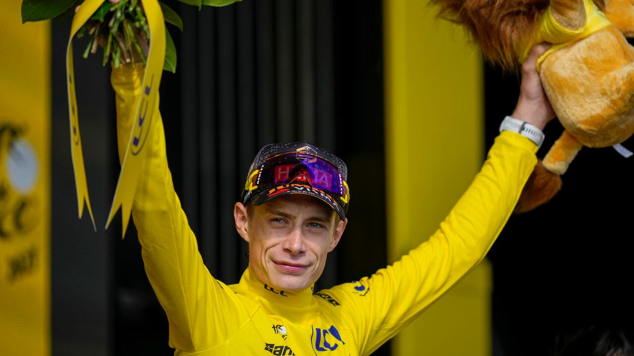 El danés Jonas Vingegaard, vestido con el maillot amarillo de líder general, celebra en el podio después de la vigésima etapa de la carrera ciclista del Tour de Francia de 133,5 kilómetros (83 millas) con inicio en Belfort y final en Le Markstein Fellering, Francia, el sábado 22 de julio de 2023. (AP Foto/Daniel Cole)