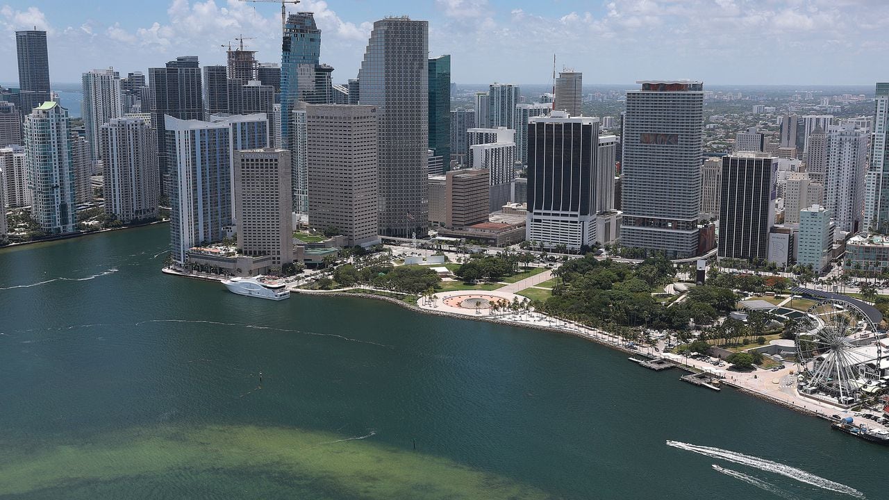 Una vista aérea del horizonte de la ciudad de Miami se ve junto a las aguas de la Bahía de Biscayne el 21 de julio de 2022 en Miami, Florida.