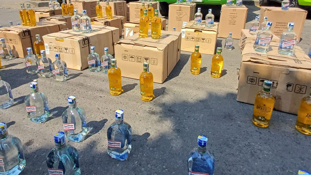 En total, las autoridades incautaron 496 botellas de licor de otros departamentos.
