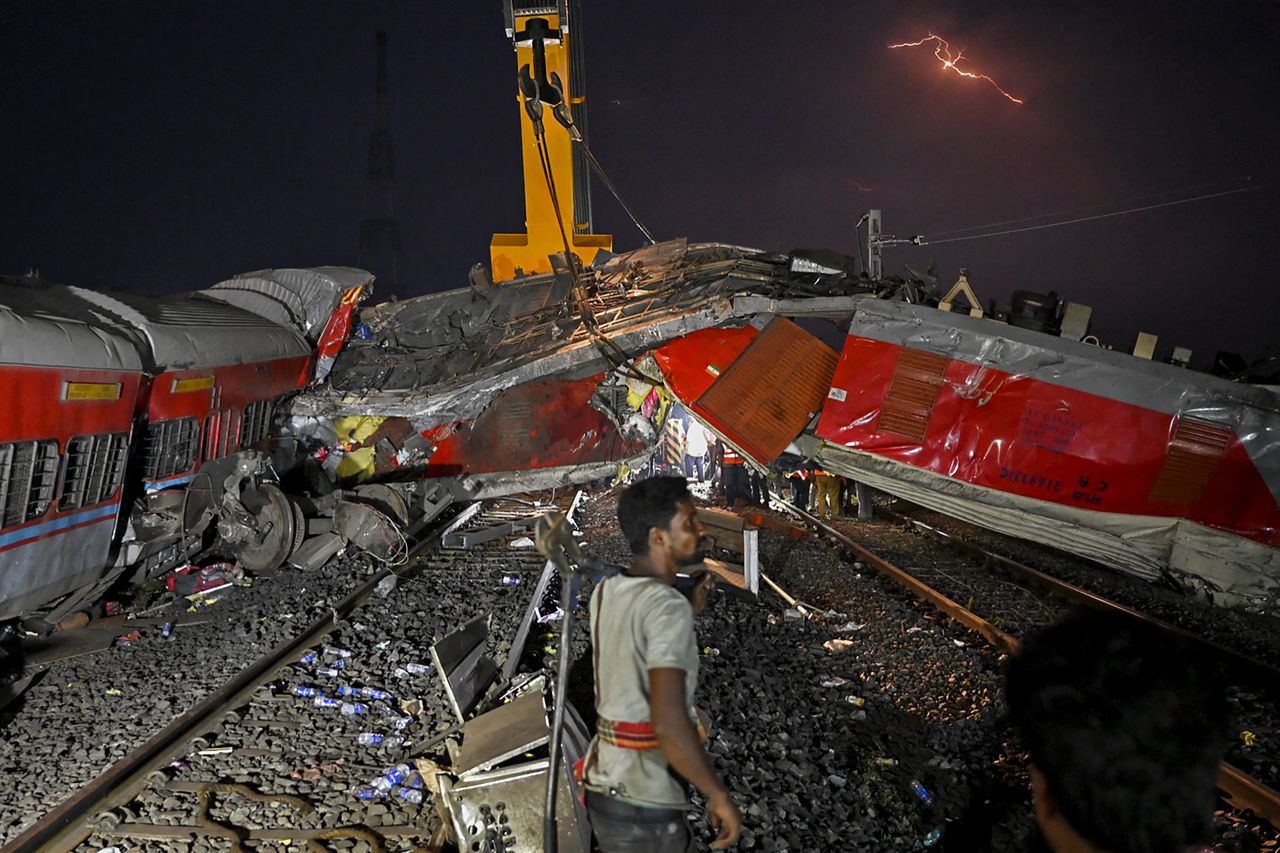 Se ve a un rescatista cerca de los restos del vagón de una colisión de tres trenes cerca de Balasore, en el estado de Odisha, en el este de India, el 3 de junio de 2023.