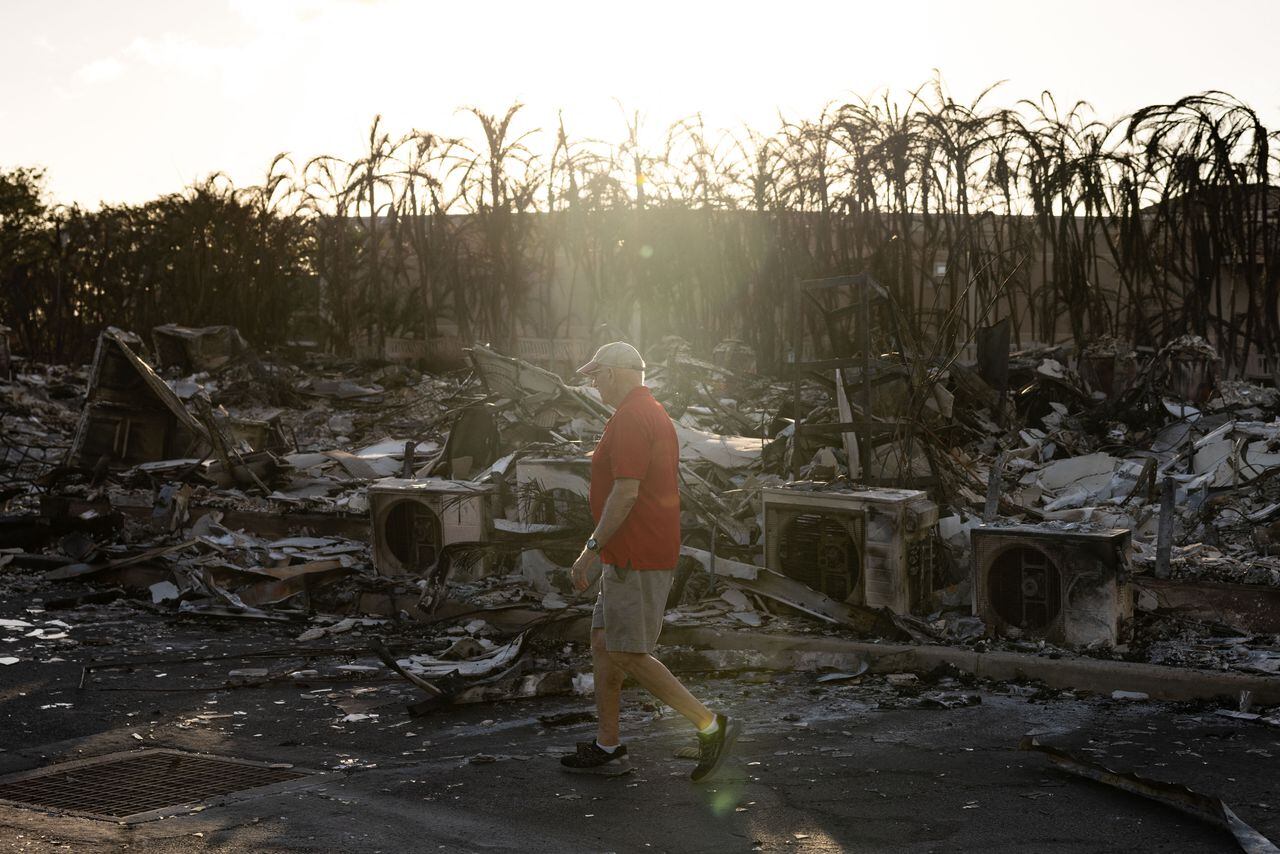 Un residente mira alrededor de un complejo de apartamentos calcinados después de un incendio forestal en Lahaina, en el oeste de Maui, Hawái, el 12 de agosto de 2023.