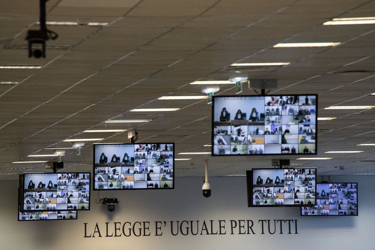 Los monitores de la sala muestran a los acusados escuchando el veredicto en el gran juicio contra la mafia en Lamezia Terme el 20 de noviembre.