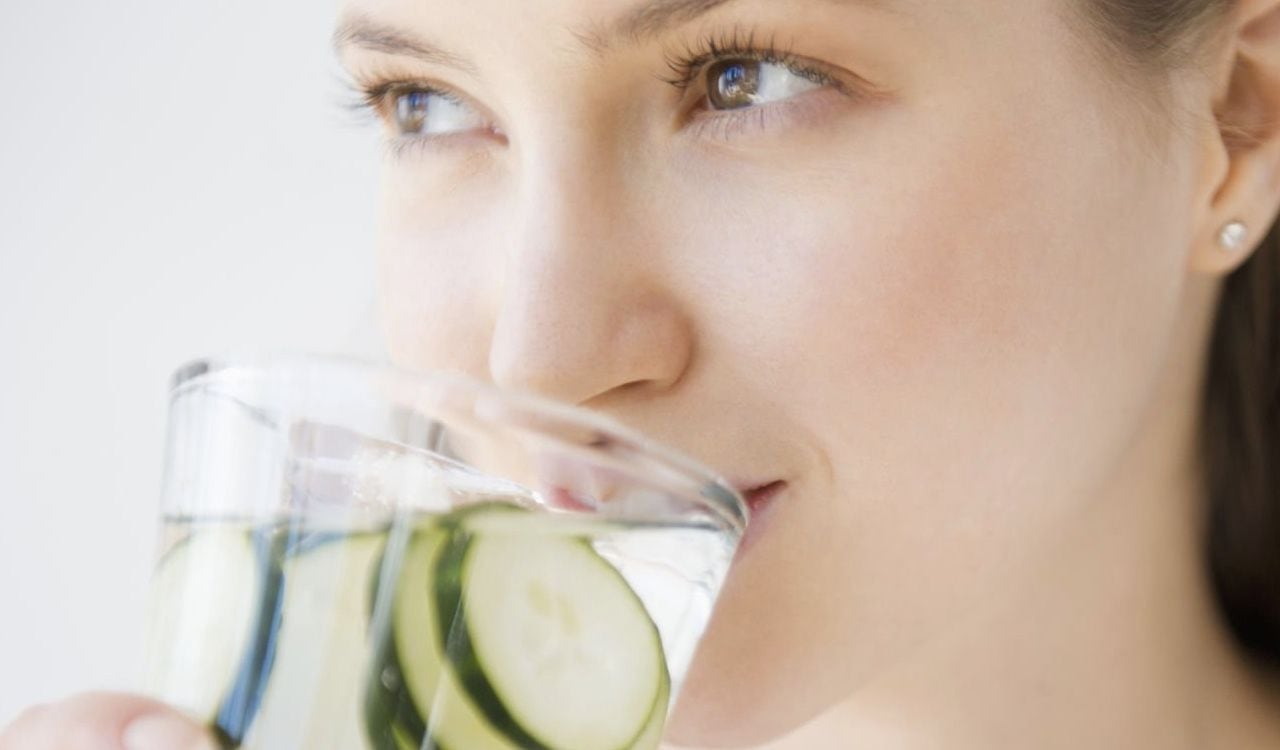 Beber agua con pepino trae grandes beneficios al organismo y ayudará a no retener líquidos